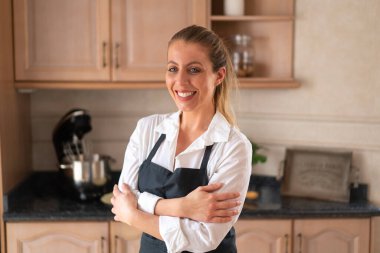 Genç pasta şefi mutfakta tatlı kek pişiriyor.