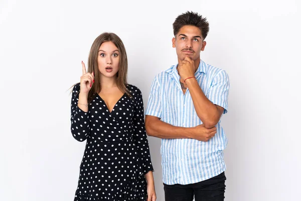 Young Caucasian Couple Isolated White Background Standing Thinking Idea — Stock Photo, Image