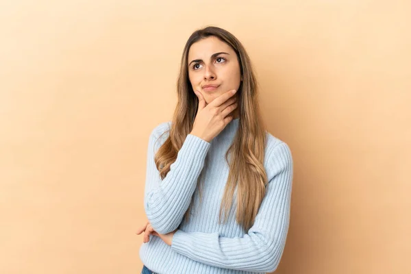 Young Caucasian Woman Isolated Beige Background Having Doubts — Stock Photo, Image