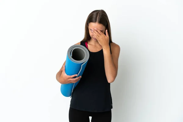 Mujer Deportiva Que Clases Yoga Mientras Sostiene Una Esterilla Sobre —  Fotos de Stock