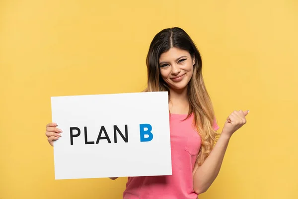 Jovem Russa Isolada Fundo Amarelo Segurando Cartaz Com Mensagem Plan — Fotografia de Stock