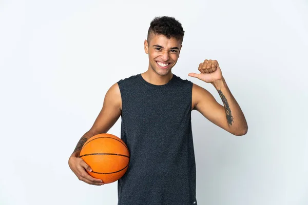 Молодий Бразильський Чоловік Через Ізольоване Походження Грає Баскетбол Пишається Собою — стокове фото