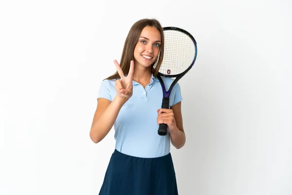 Mujer Jugando Tenis Sobre Pared Blanca Aislada Sonriendo Mostrando Signo — Foto de Stock