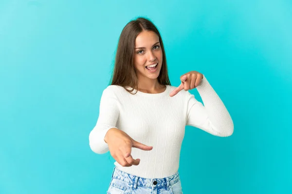 Ung Kvinna Över Isolerad Blå Bakgrund Pekar Fram Med Glada — Stockfoto