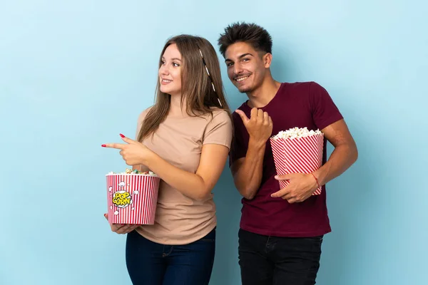 Pareja Comiendo Palomitas Maíz Mientras Una Película Aislada Sobre Fondo — Foto de Stock