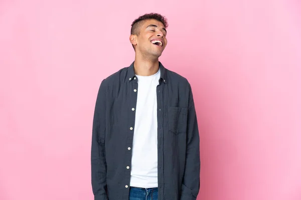 Jovem Brasileiro Isolado Fundo Rosa Rindo — Fotografia de Stock