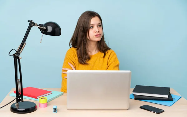 Estudiante Chica Estudiando Casa Aislado Sobre Fondo Azul Retrato — Foto de Stock