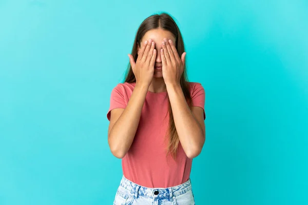 Mujer Joven Sobre Fondo Azul Aislado Cubriendo Los Ojos Con —  Fotos de Stock