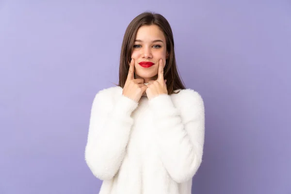 Tiener Meisje Geïsoleerd Paarse Achtergrond Glimlachen Met Een Gelukkig Aangenaam — Stockfoto