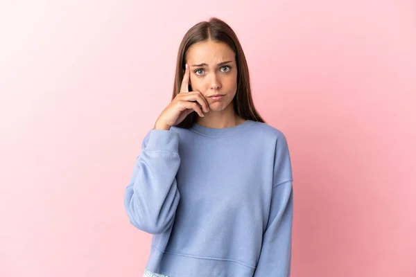 Jeune Femme Sur Fond Rose Isolé Penser Une Idée — Photo