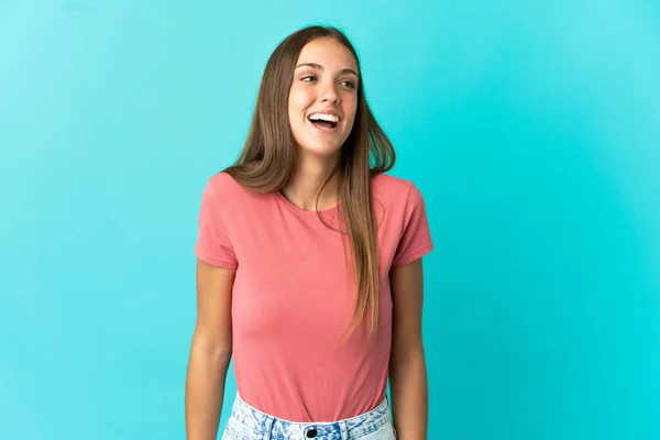 Jovem Mulher Sobre Isolado Fundo Azul Rindo — Fotografia de Stock