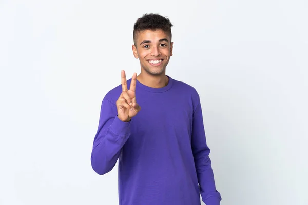 Beyaz Arka Planda Izole Edilmiş Genç Brezilyalı Adam Gülümsüyor Zafer — Stok fotoğraf