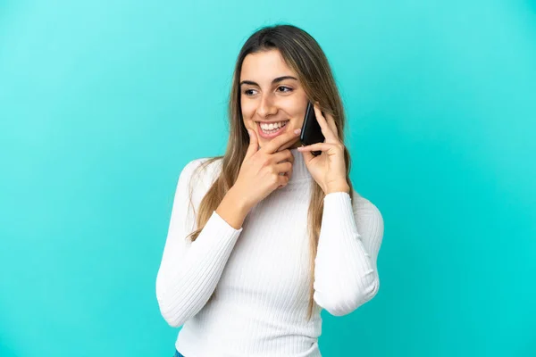 Joven Mujer Caucásica Usando Teléfono Móvil Aislado Sobre Fondo Azul — Foto de Stock