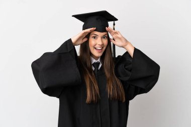 İzole edilmiş beyaz arka planda sürpriz ifadeyle Brezilyalı genç üniversite mezunu