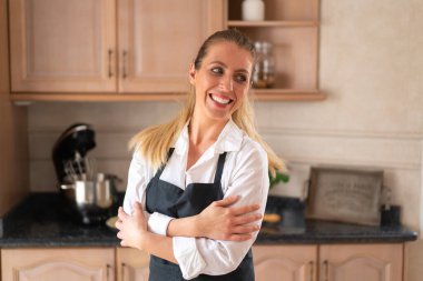 Genç pasta şefi mutfakta tatlı kek pişiriyor.