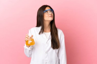 Tecrit edilmiş pembe bir geçmişi olan genç bilimsel kız