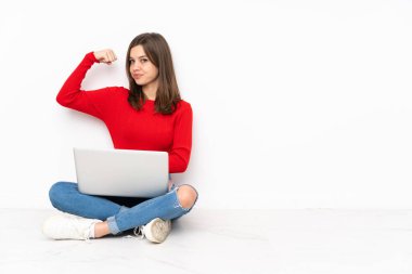 Polisle çalışan hassas kız beyaz arka planda izole edilmiş güçlü bir jest yapıyor.