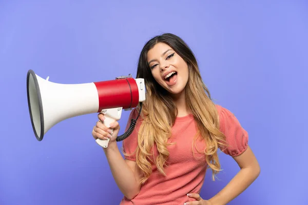 Jong Russisch Meisje Geïsoleerd Blauwe Achtergrond Met Een Megafoon Glimlachen — Stockfoto