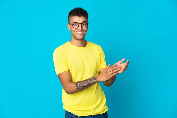 Jovem Brasileiro Isolado Fundo Azul Aplaudindo — Fotografia de Stock