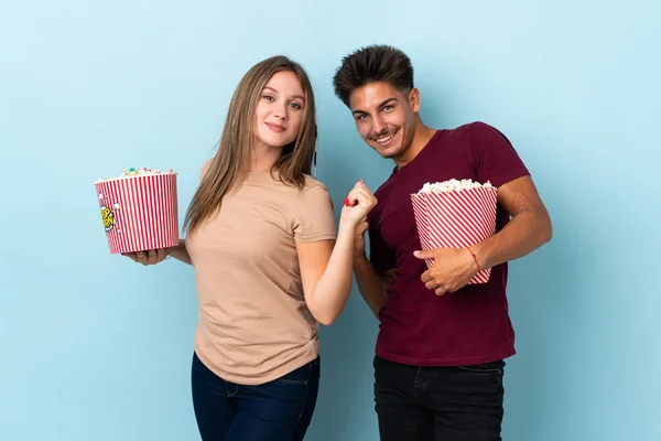 Pareja Comiendo Palomitas Maíz Mientras Una Película Aislada Sobre Fondo — Foto de Stock