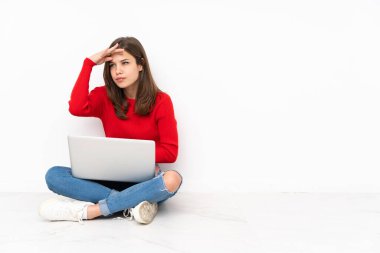 Polisle çalışan tenaager kız beyaz arka planda izole edilmiş. Bir şeye bakmak için çok uzaklara bakıyor.