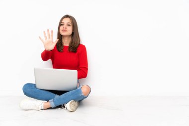 Polisle çalışan hassas kız beyaz arka planda izole edilmiş, parmaklarıyla beşi sayıyor.