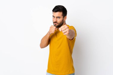 Beyaz arka planda sakallı yakışıklı genç bir adam.