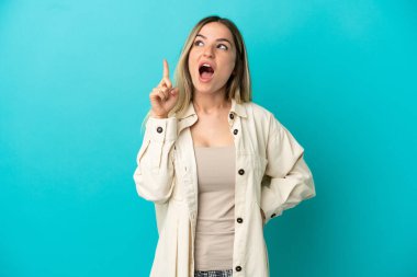 Soyutlanmış mavi arka planda genç bir kadın parmağını kaldırarak çözümü anlamaya çalışıyor.