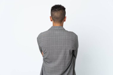 Genç Brezilyalı adam arka planda beyaz arka planda izole edilmiş.