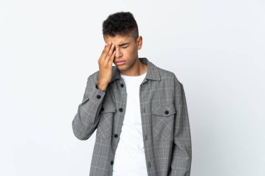Genç Brezilyalı adam beyaz arka planda baş ağrısı ile izole edilmiş.