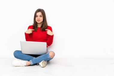 Polisle çalışan tenaager kız, beyaz arkaplanda, sürpriz yüz ifadesi ile izole edilmiş.