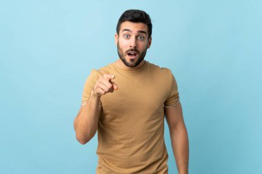 Sakallı, genç ve yakışıklı bir adam. Tecrit edilmiş bir geçmişi var.
