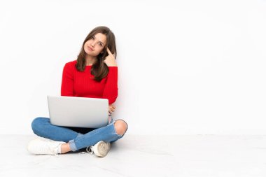 Polisle çalışan hassas kız beyaz arka planda izole edilmiş. Delilik jesti yapıyor. Parmağını kafaya koyuyor.