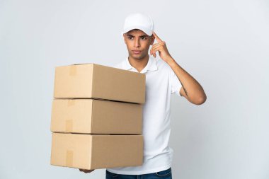 Teslimat yapan Brezilyalı adam beyaz arka planda izole edilmiş. Şüpheleri ve düşünceleri var.