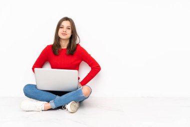 Polisle çalışan hassas kız beyaz arka planda izole edilmiş gülüyor.