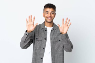 Beyaz arka planda izole edilmiş genç Brezilyalı adam parmaklarıyla ona kadar sayıyor.