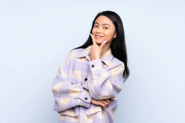 Tiener Chinees Vrouw Geïsoleerd Blauwe Achtergrond Gelukkig Glimlachen — Stockfoto