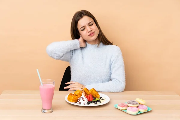 Chica Adolescente Comiendo Gofres Aislados Sobre Fondo Beige Con Escote —  Fotos de Stock