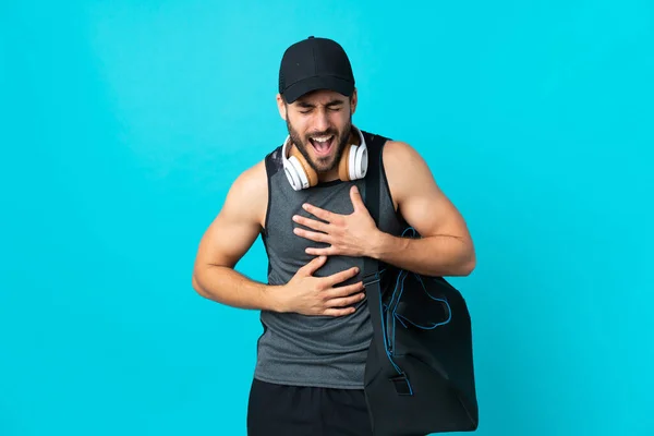 Joven Deportista Con Bolsa Deporte Aislado Sobre Fondo Azul Sonriendo —  Fotos de Stock