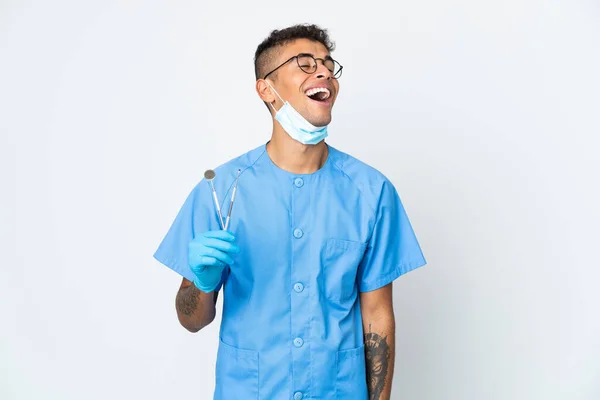 Бразильский Стоматолог Держит Инструмент Белом Фоне Смеясь — стоковое фото