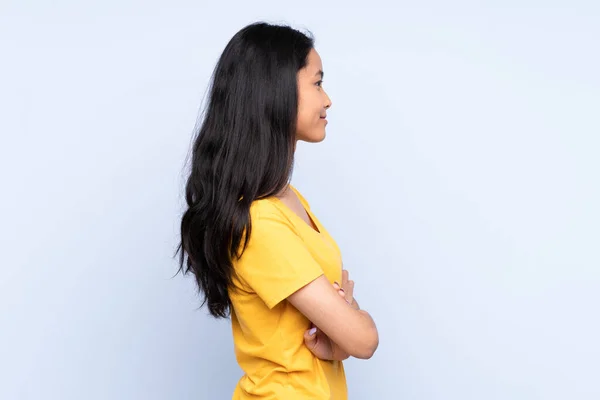 Adolescente Donna Cinese Isolata Sfondo Blu Posizione Laterale — Foto Stock