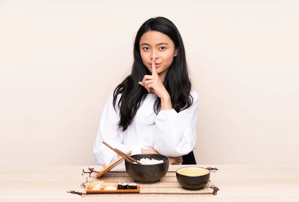 Tiener Aziatische Meisje Eten Aziatisch Eten Geïsoleerd Beige Achtergrond Tonen — Stockfoto