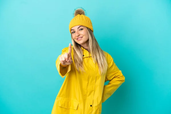 Giovane Donna Che Indossa Cappotto Impermeabile Sfondo Blu Isolato Che — Foto Stock