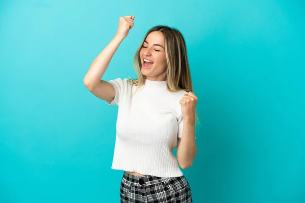 Mujer Joven Sobre Fondo Azul Aislado Celebrando Una Victoria —  Fotos de Stock