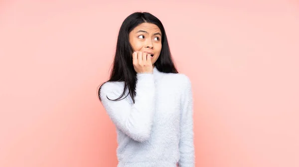 Teenager Chinesische Frau Isoliert Auf Rosa Hintergrund Ist Ein Wenig — Stockfoto