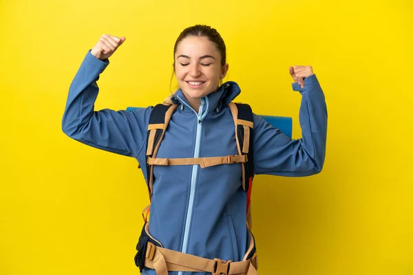 Jovem Montanhista Mulher Com Uma Grande Mochila Sobre Fundo Amarelo — Fotografia de Stock