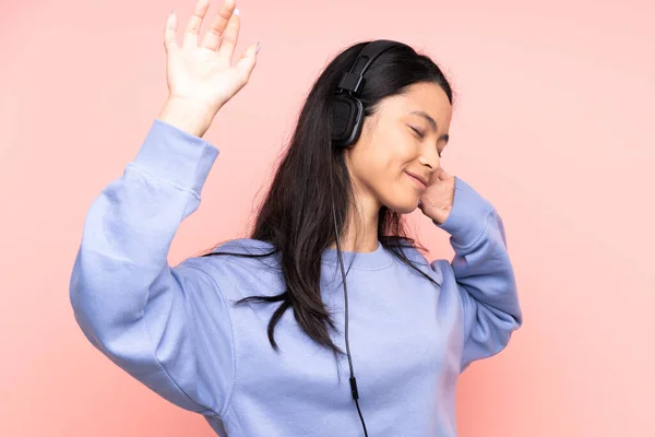 Tiener Chinees Meisje Geïsoleerd Roze Achtergrond Luisteren Muziek Dansen — Stockfoto