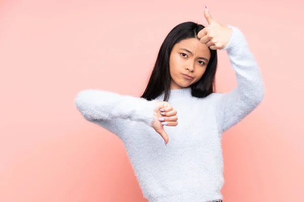 Adolescente Mujer China Aislada Sobre Fondo Rosa Haciendo Buena Mala — Foto de Stock