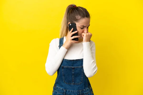 Νεαρή Γυναίκα Που Χρησιμοποιεί Κινητό Τηλέφωνο Πάνω Από Απομονωμένο Κίτρινο — Φωτογραφία Αρχείου