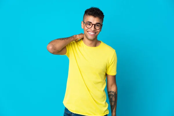 Genç Brezilyalı Adam Mavi Arka Planda Tek Başına Gülüyor — Stok fotoğraf